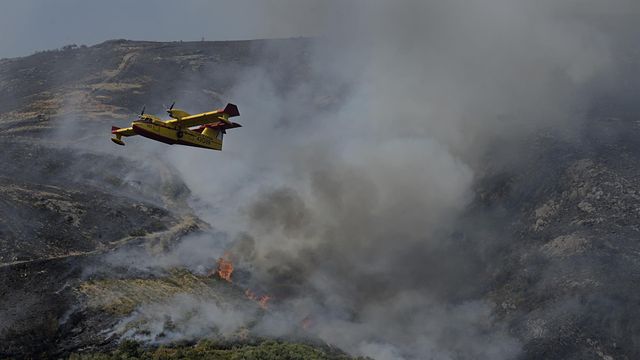 Un hidroavión realiza labores de extinción de un incendio forestal en la Serra do Leboreiro, en el parque natural de Baixa Limia e Serra do Xurés, en una imagen de archivo.