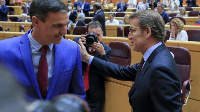 Pedro Sánchez y Alberto Núñez Feijóo, minutos antes del primer cara a cara que mantuvieron el 7 de junio en el Senado.