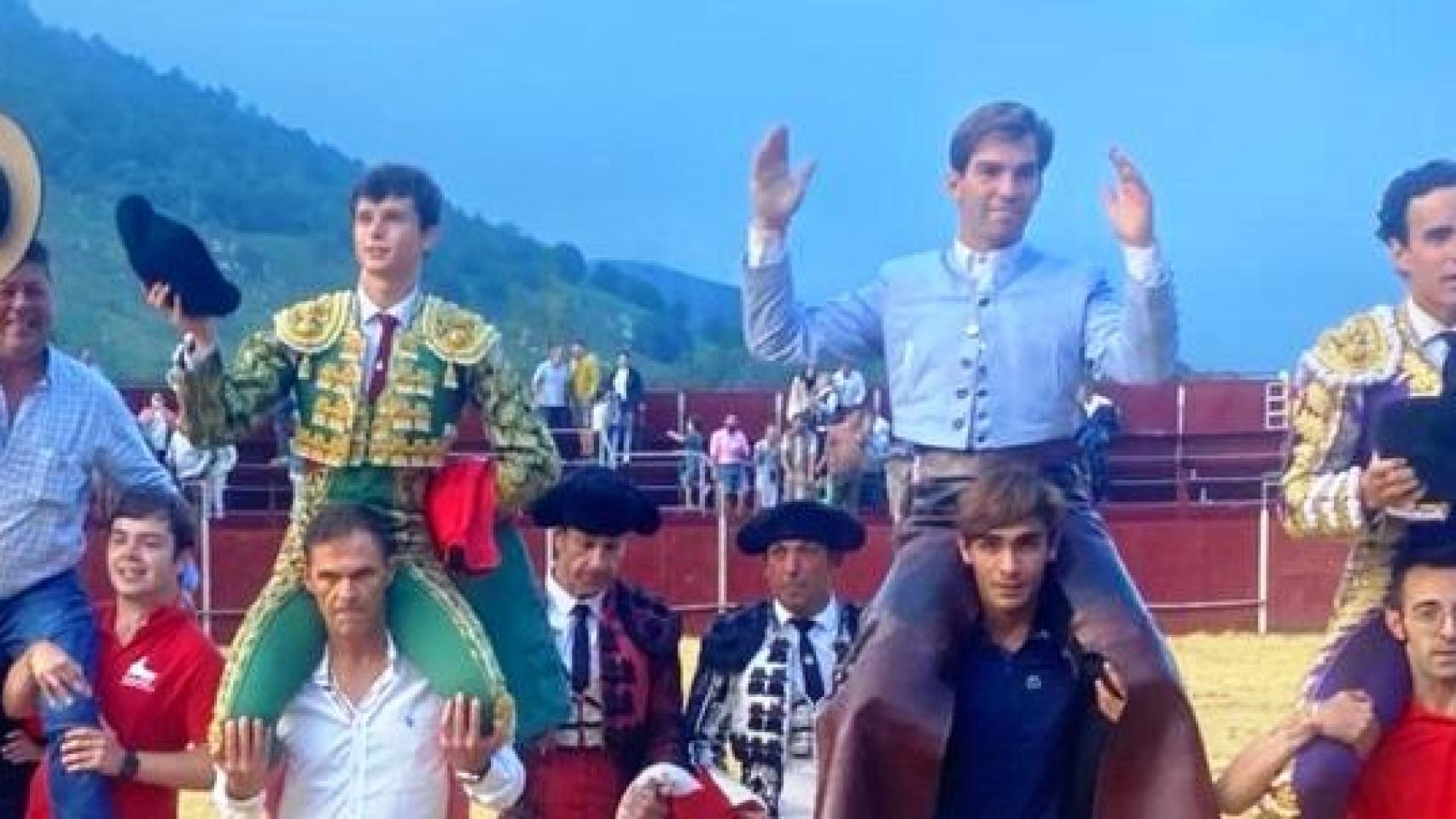 Daniel Medina sale a hombros de la plaza de Polaciones