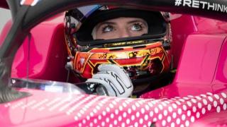 Piloto mujer en un monoplaza