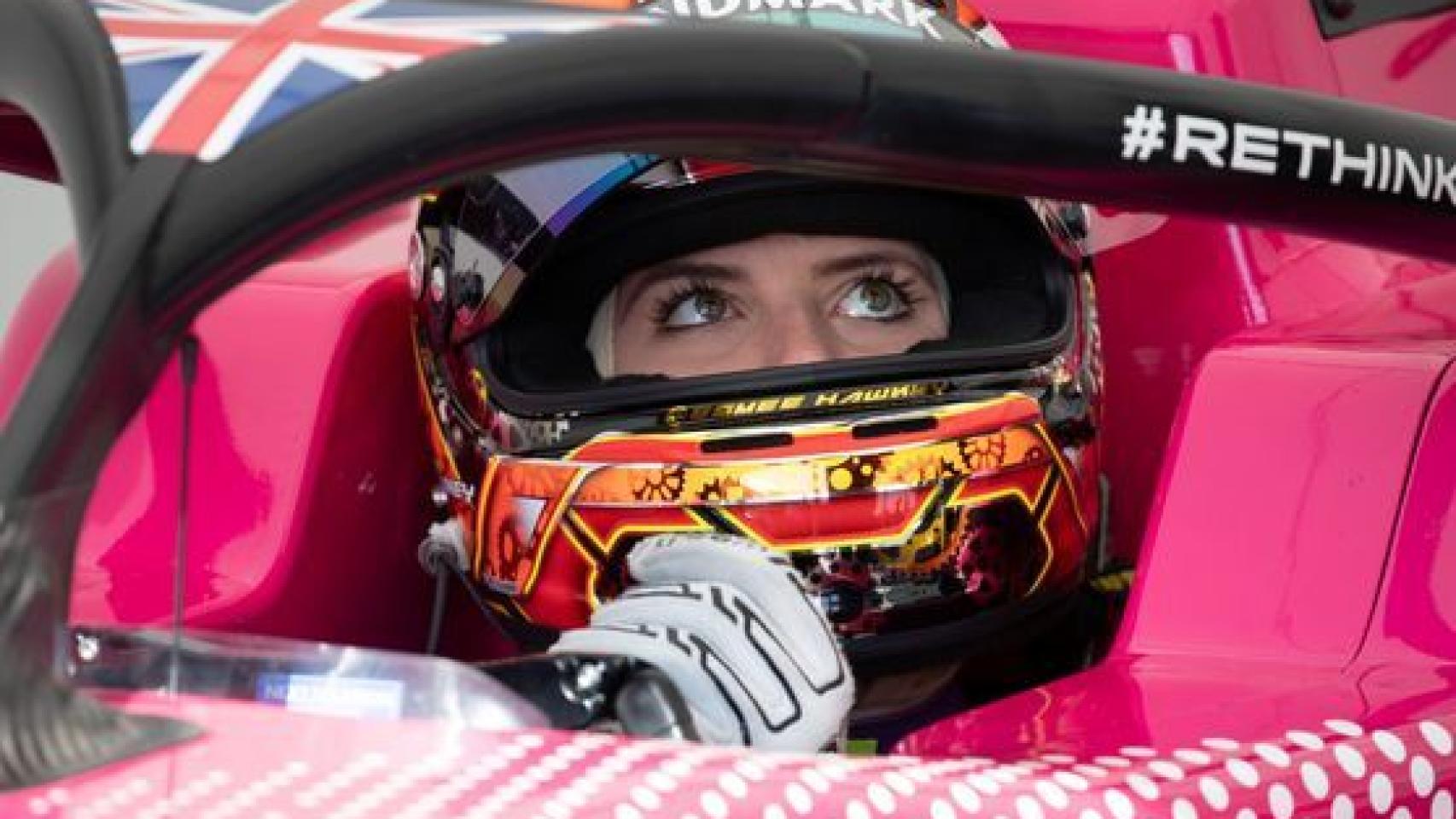 Piloto mujer en un monoplaza