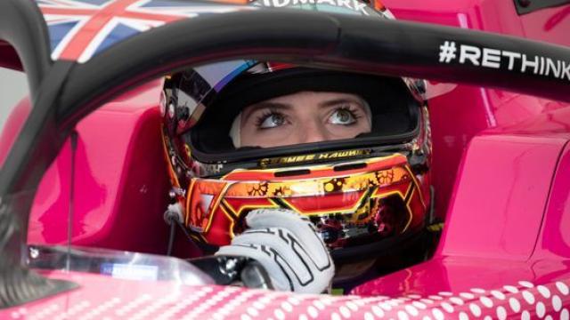 Piloto mujer en un monoplaza