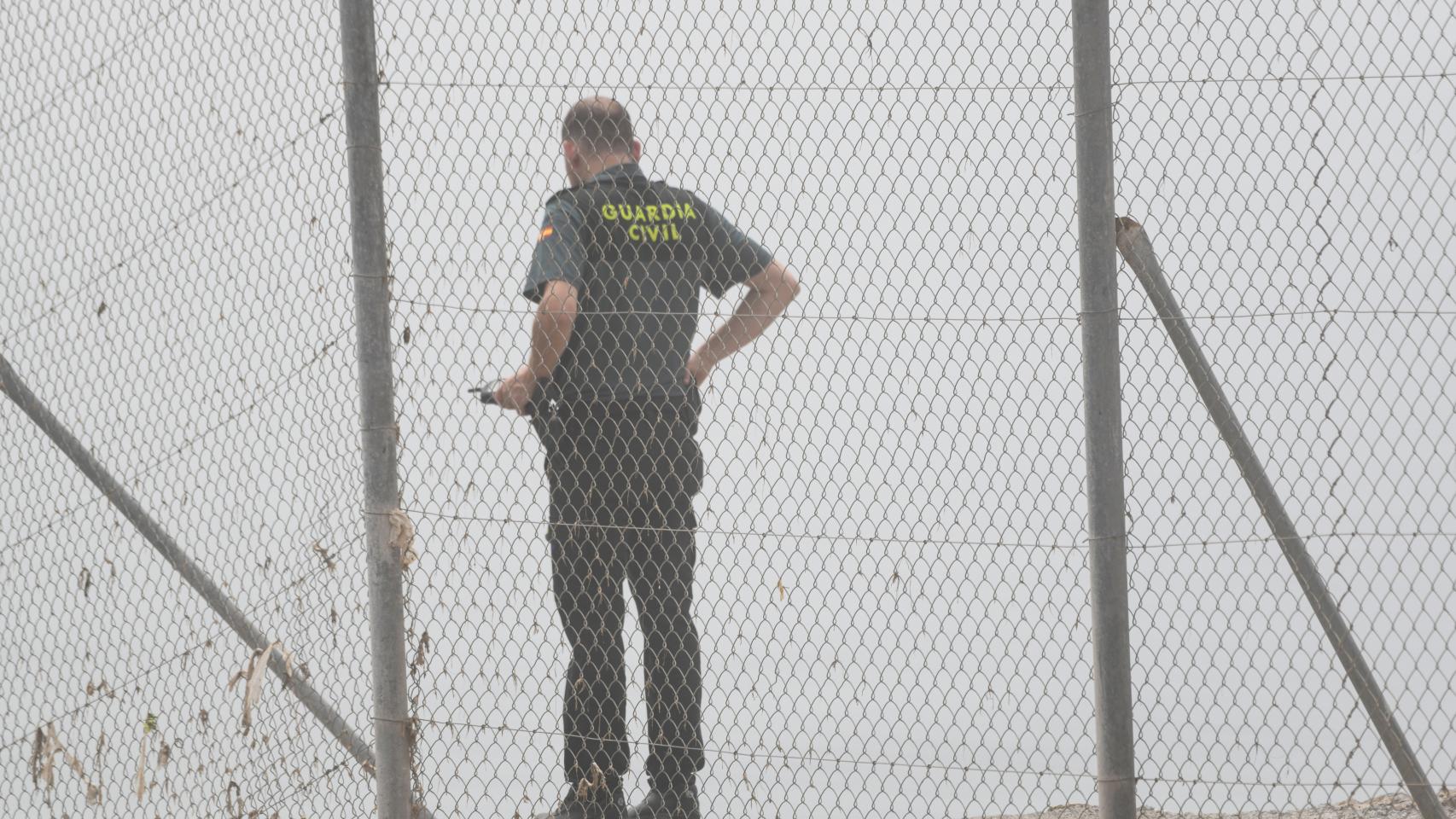 Un agente de la Guardia Civil en el Tarajal, en una foto de archivo.
