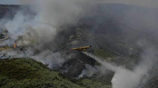 Un hidroavión realiza labores de extinción de un incendio forestal en la Serra do Leboreiro, en el parque natural de Baixa Limia e Serra do Xurés.