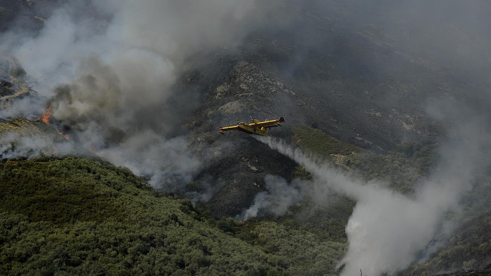 Un hidroavión realiza labores de extinción de un incendio forestal en la Serra do Leboreiro, en el parque natural de Baixa Limia e Serra do Xurés.