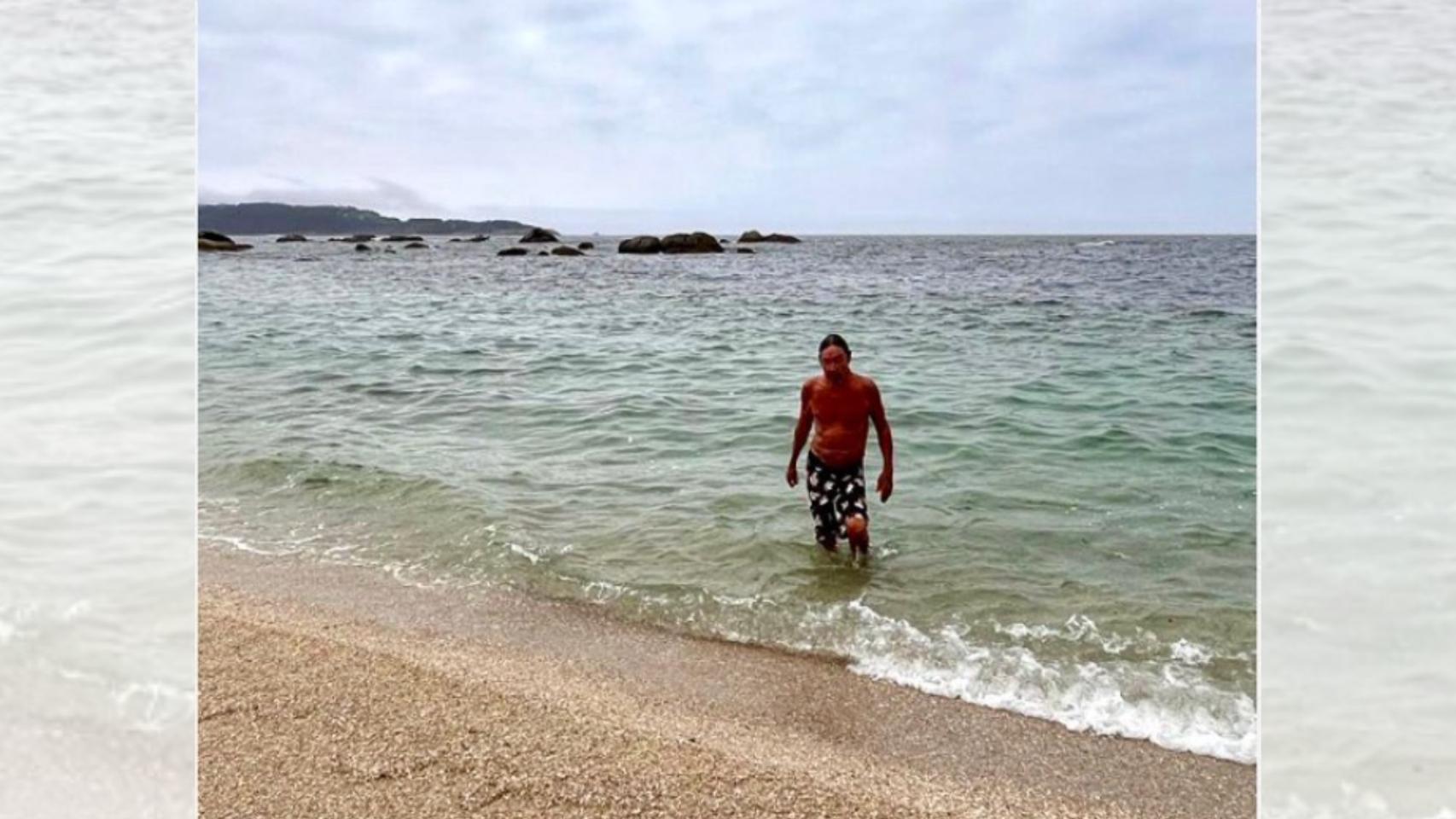 Iggy Pop dándose un baño en la playa de Lagos, en Bueu