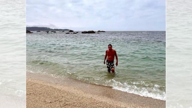 Iggy Pop dándose un baño en la playa de Lagos, en Bueu