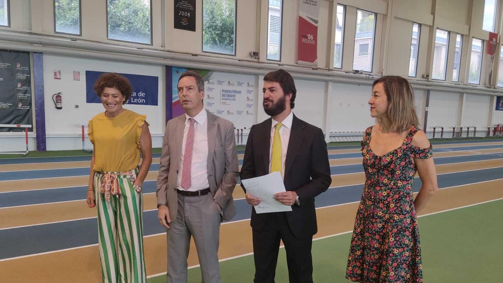 Gallardo junto al director general de Deportes y a Mayte Martínez y Raquel Alvarez en la presentación de la medida el pasado septiembre