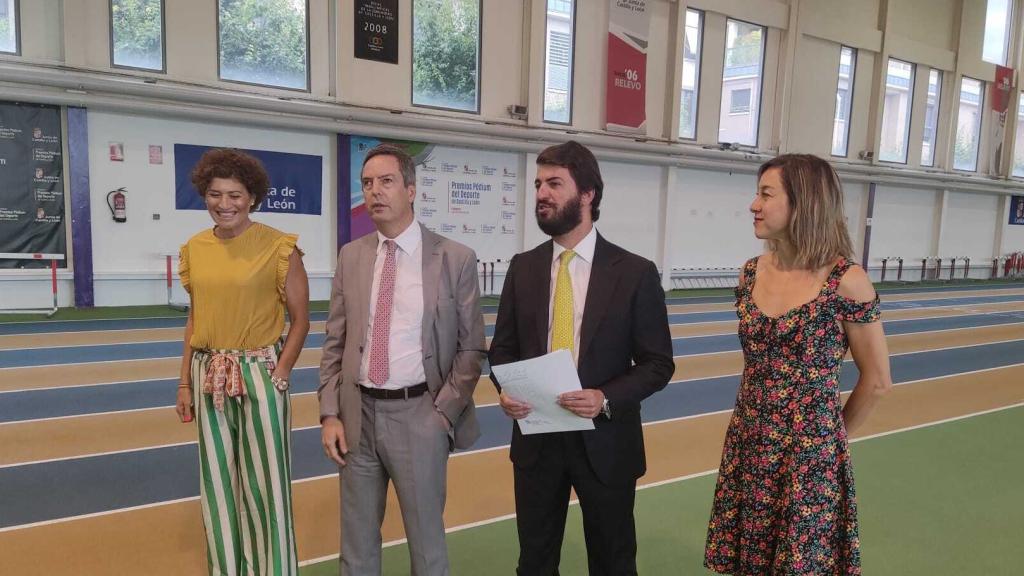 Gallardo junto al director general de Deportes y a Mayte Martínez y Raquel Alvarez en la presentación de la medida el pasado septiembre