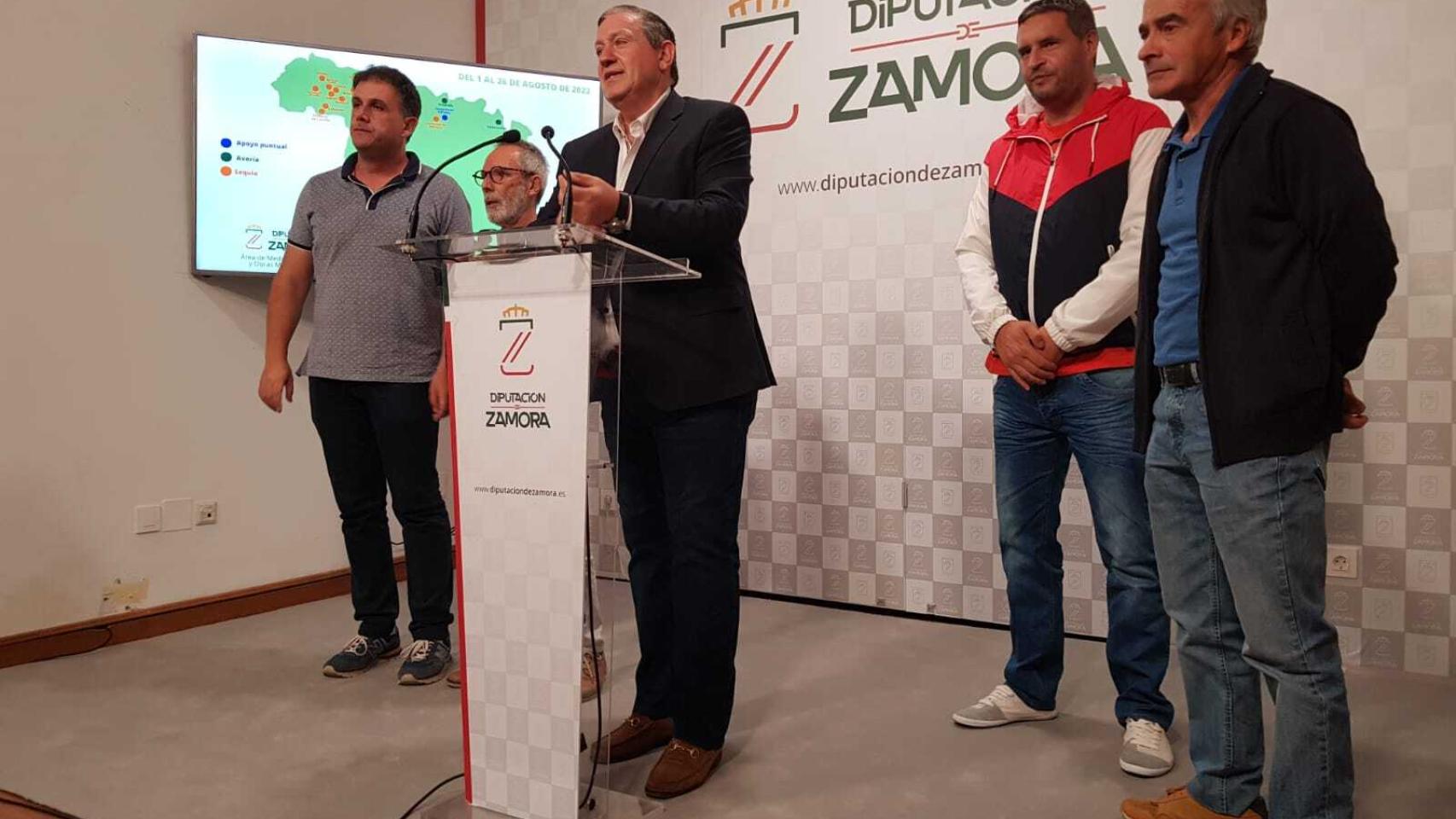 El diputado de Medioambiente y Obras y vicepresidente tercero de la Diputación, Javier Faúndez, junto a alcaldes de la provincia