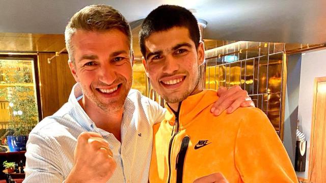 El doctor Juanjo López Martínez junto a Carlos Alcaraz.