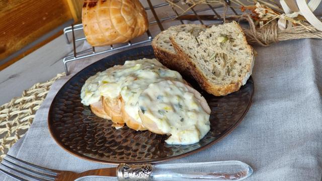 Roti de pavo con salsa cremosa de puerros, una receta que puedes hacer también con pollo