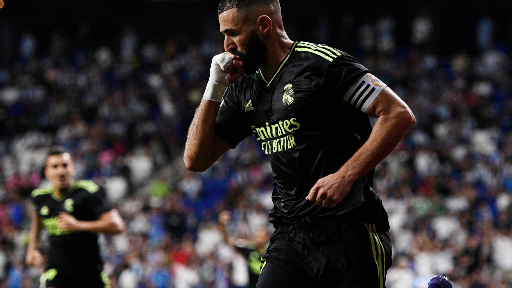 Benzema celebra uno de sus goles contra el Espanyol