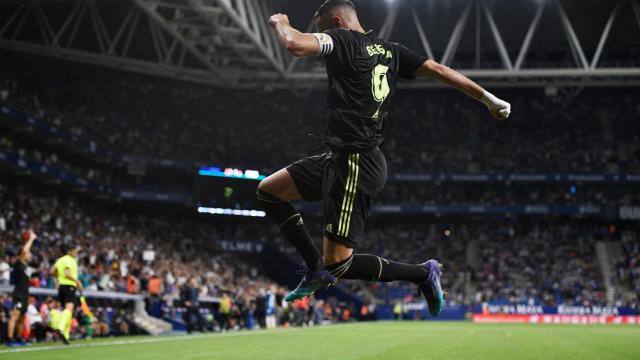 Karim Benzema celebra uno de sus goles ante el Espanyol.