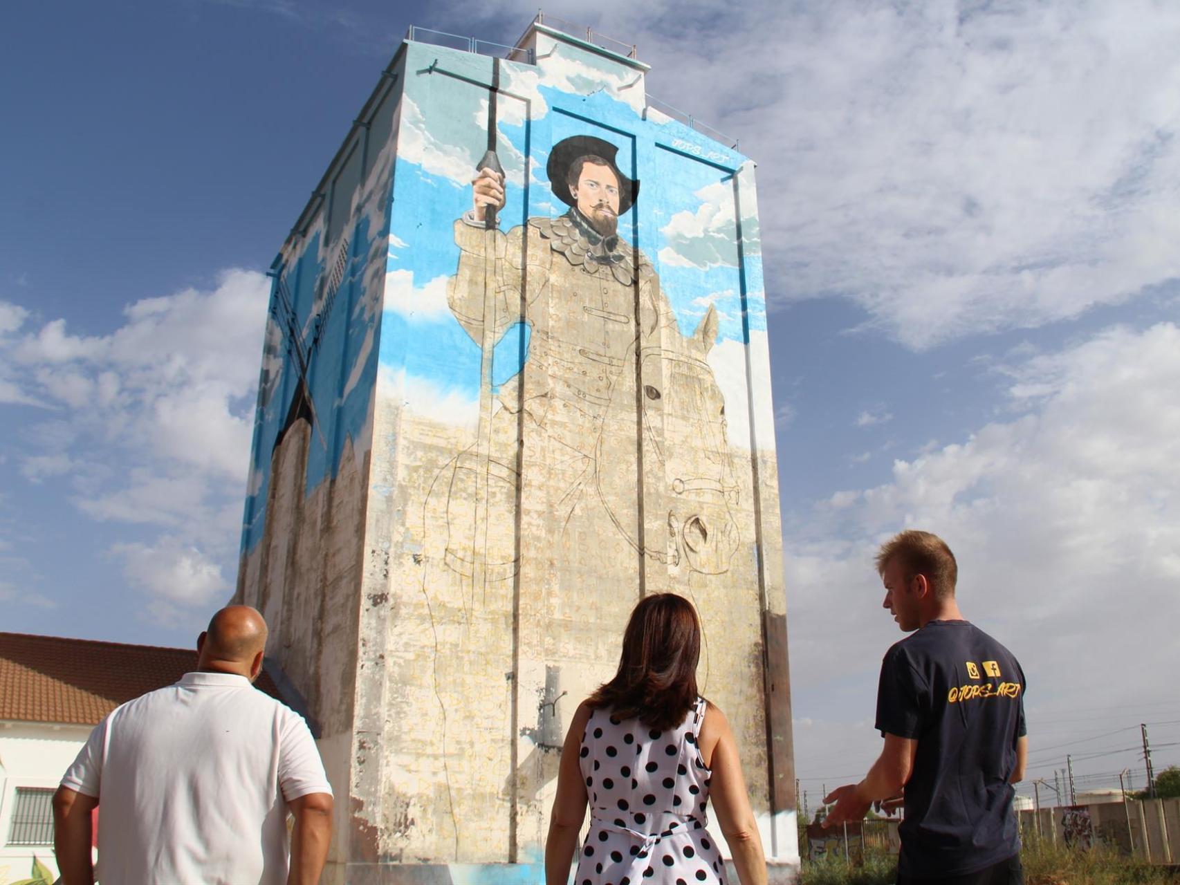 El antiguo silo de Alcázar de San Juan está siendo pintado por Javier López 'Jops'.