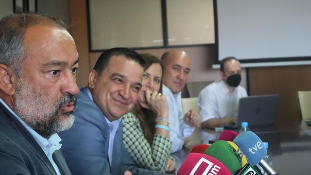 El rector de la UCLM, Julián Garde, y el consejero de Agricultura, Agua y Desarrollo Rural, Francisco Martínez Arroyo, en rueda de prensa. Foto: JCCM.