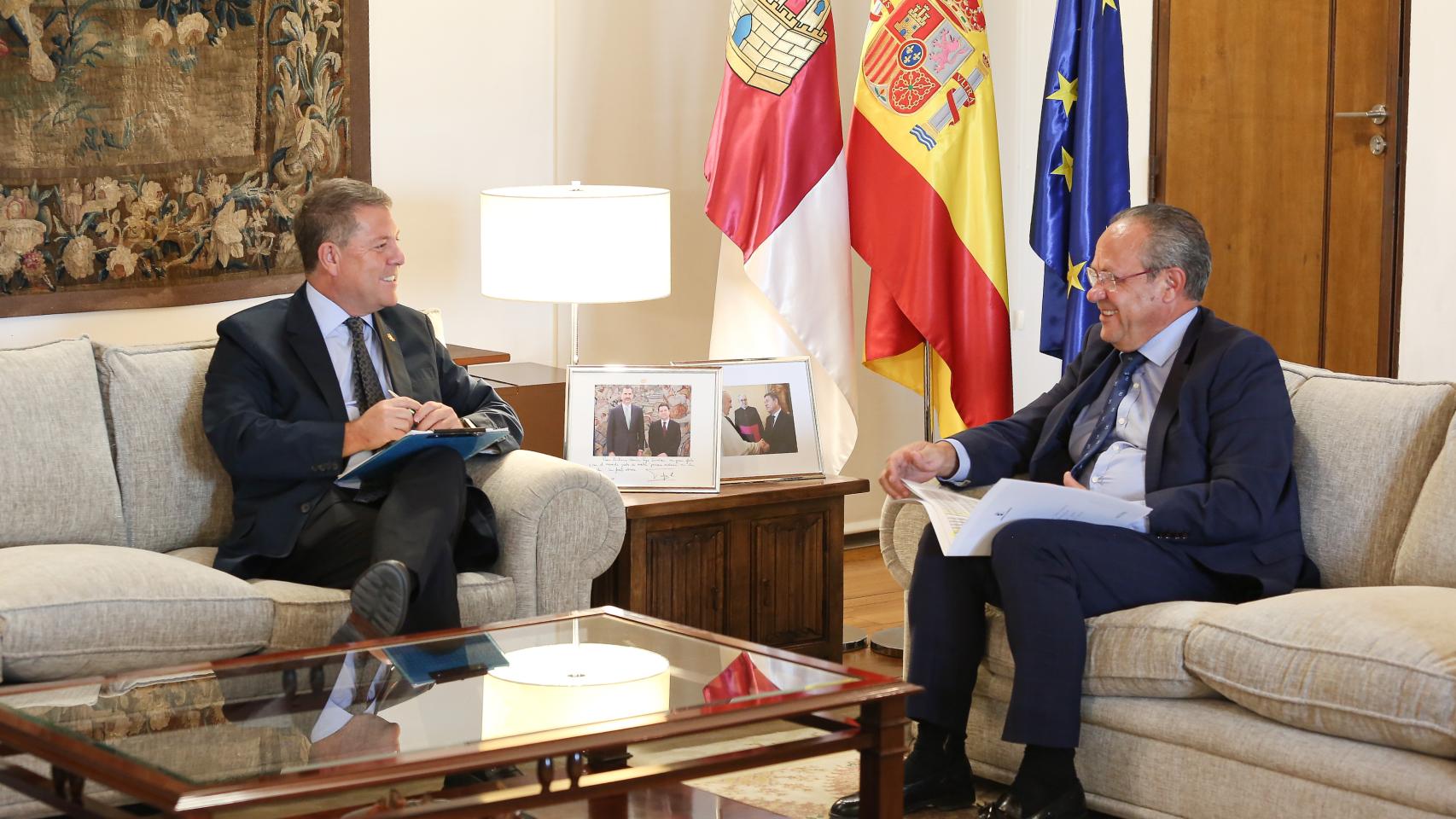 Emiliano García-Page (izquierda) y Juan Alfonso Ruiz Molina (derecha) se han reunido este lunes en el toledano Palacio de Fuensalida.