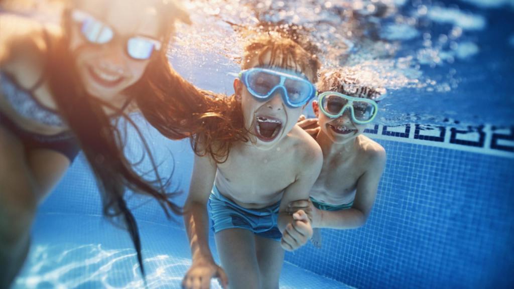 Niños en una piscina municipales de Madrid