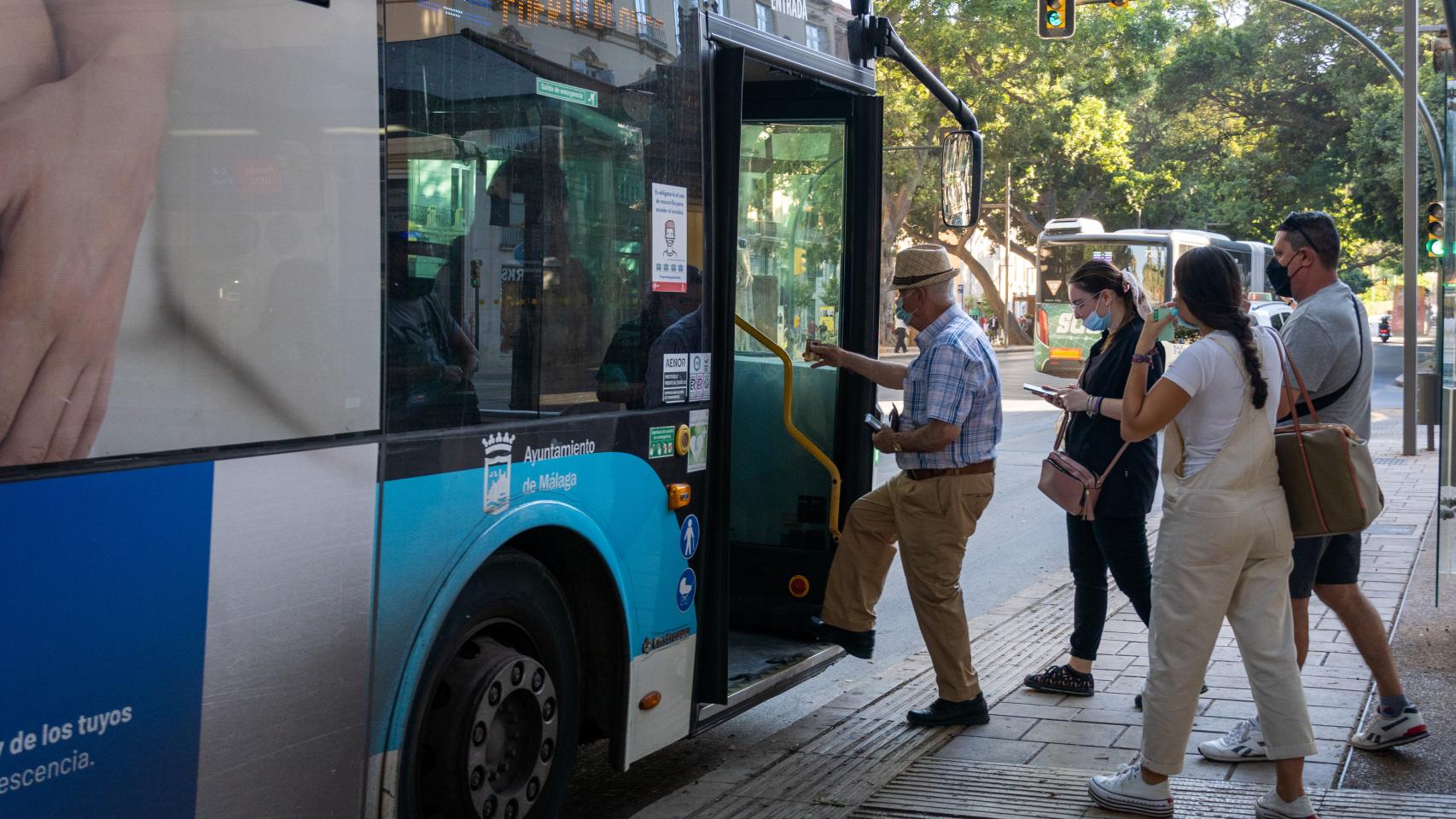 Un señor montándose en el autobús.