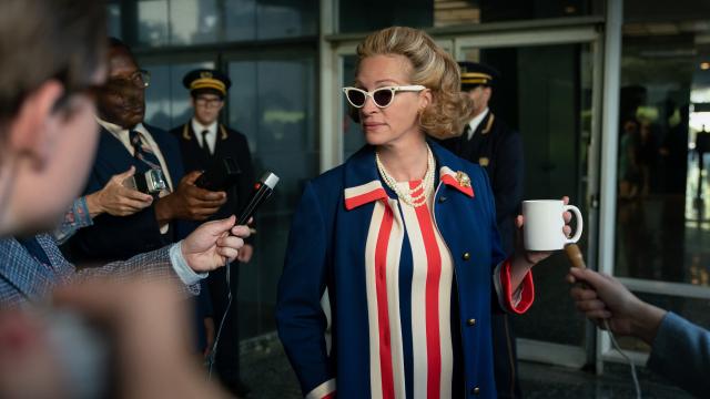 Julia Roberts interpretando a Martha Mitchell en 'Gaslit'.