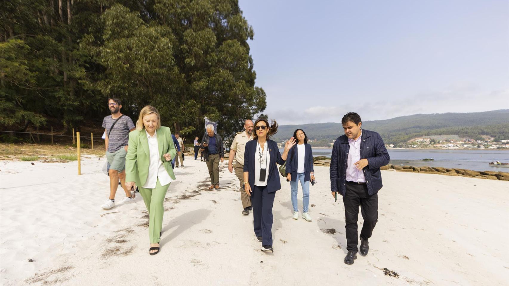 La secretaria de Estado de Defensa, Amparo Valcarce; la subdelegada del Gobierno en Pontevedra, Maica Larriba García y el concelleiro de Urbanismo del concello de Poio, Gregorio Luís Agís, durante su visita a la isla de Tambo (Pontevedra).