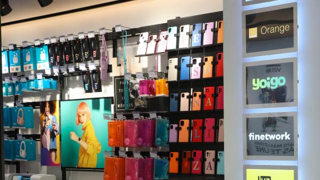 Imagen de varias marcas de telefonía en una tienda de The Phone House.
