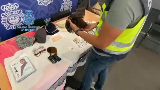 Un agente, ante los objetos incautados al clan familiar.