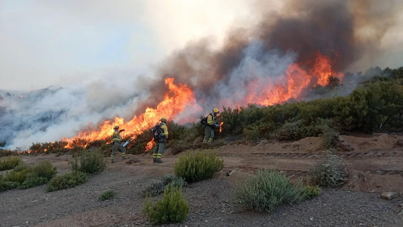 Fuego técnico para evitar que el incendio del Teleno vuelva a salir de la zona militar