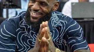 LeBron James siguiendo un partido desde la grada