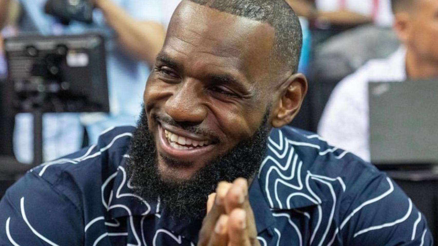 LeBron James siguiendo un partido desde la grada
