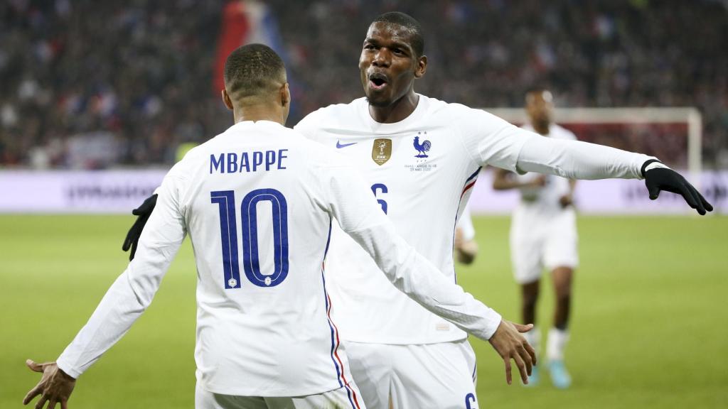 Paul Pogba y Kylian Mbappé, celebrando un gol de la selección de Francia