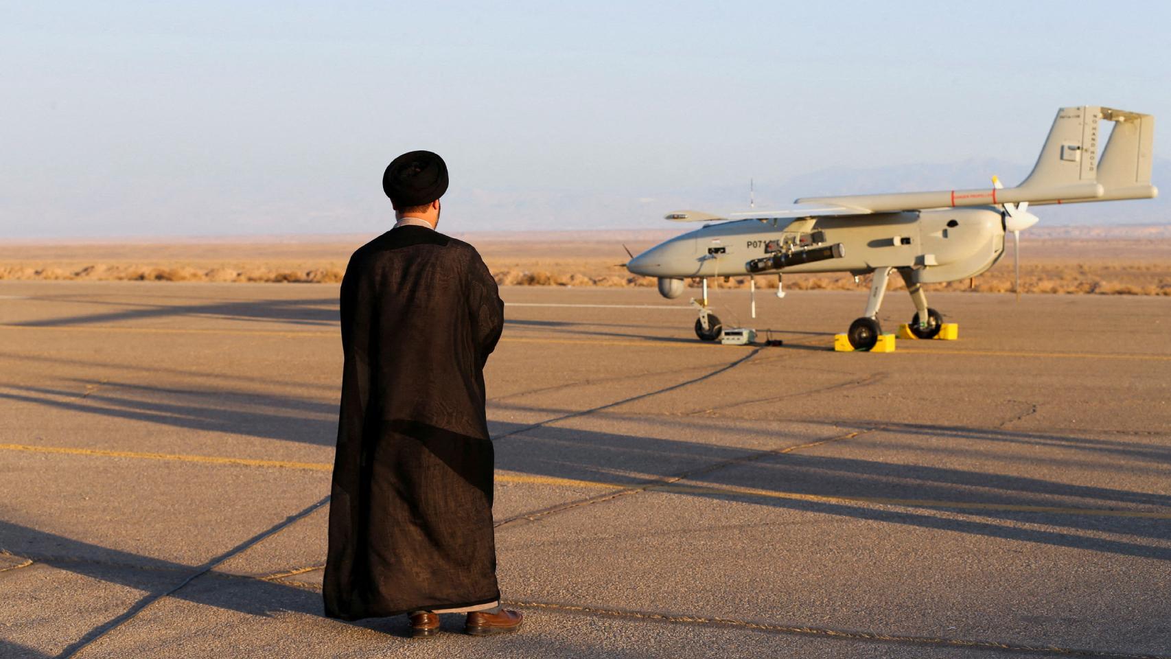 Un clérigo iraní junto al Qods Mohajer-6, uno de los drones enviados a Rusia