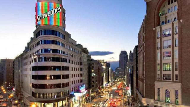Edificio Capitol de Gran Vía iluminado.