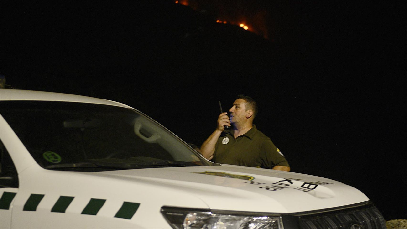 Agente forestal durante la vigilancia de uno de los frentes del incendio que está en los montes de Pradoalbar.