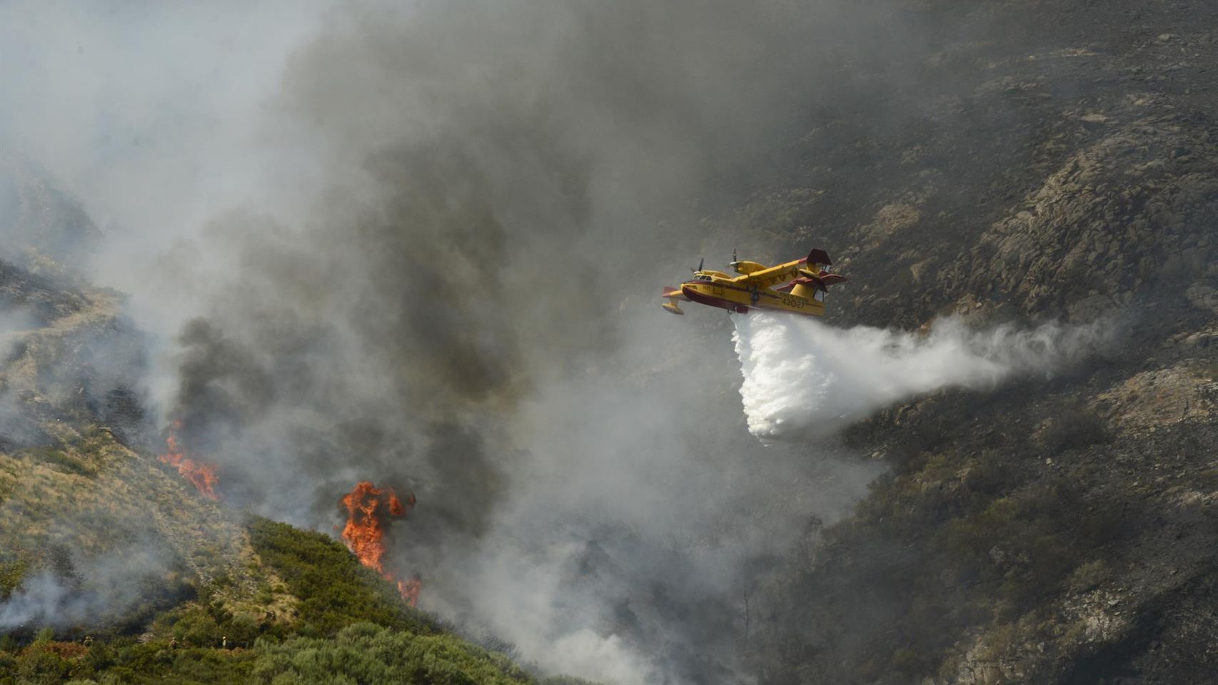 Un hidroavión realiza labores de extinción de un incendio forestal en la Serra do Leboreiro, en el parque natural de Baixa Limia e Serra do Xurés (Ourense).