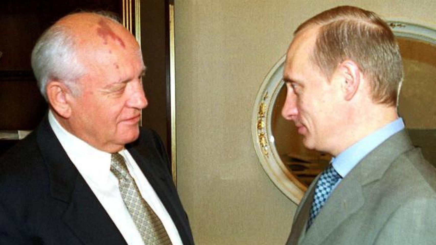 Gorbachov saluda a Putin en el Kremlin en el 2000, cuando volvió al palacio presidencial tras casi una década.