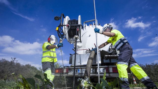 Uno de los camiones de Hidraqua realizando los trabajos de mantenimiento de las redes.