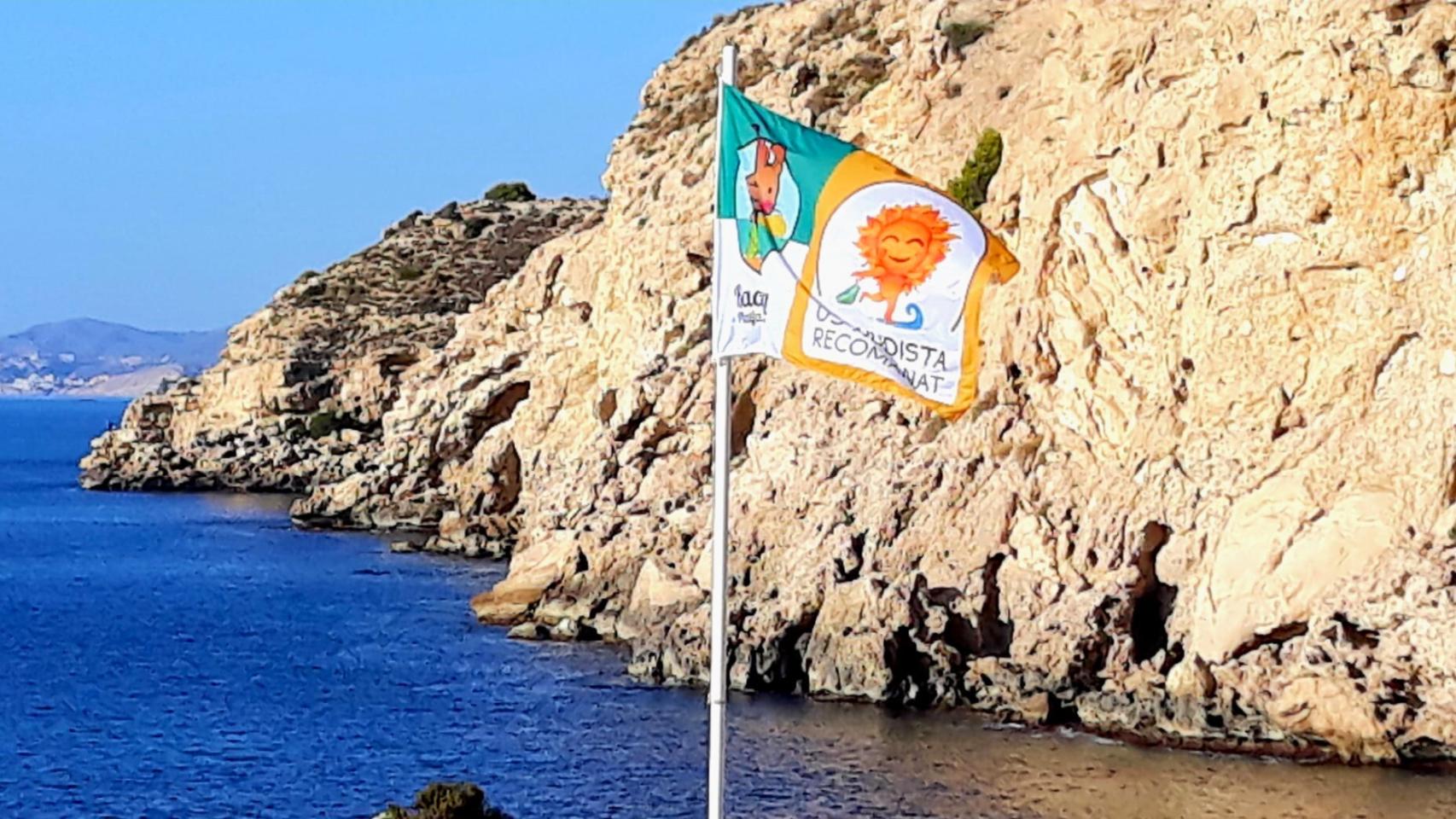 En la cala del Racó del Conill se empezó a usar la bandera que recomienda el nudismo en las playas.