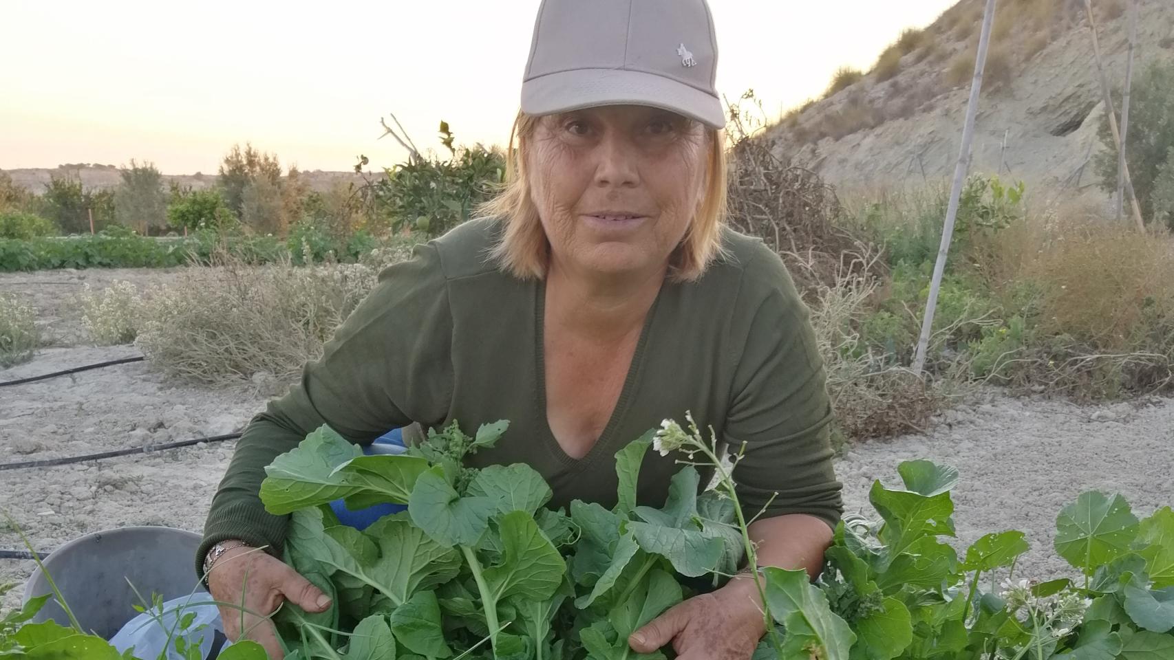 Juana Borrego, presidenta de Femur, en un huerto.