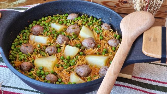 Fideuá con albóndigas y guisantes, una comida de familia que pedirán todos