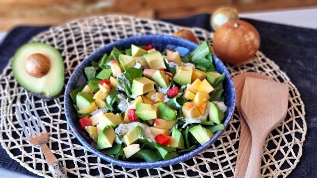 Ensalada de mango y aguacate con queso fresco, una receta ligera para la vuelta del verano