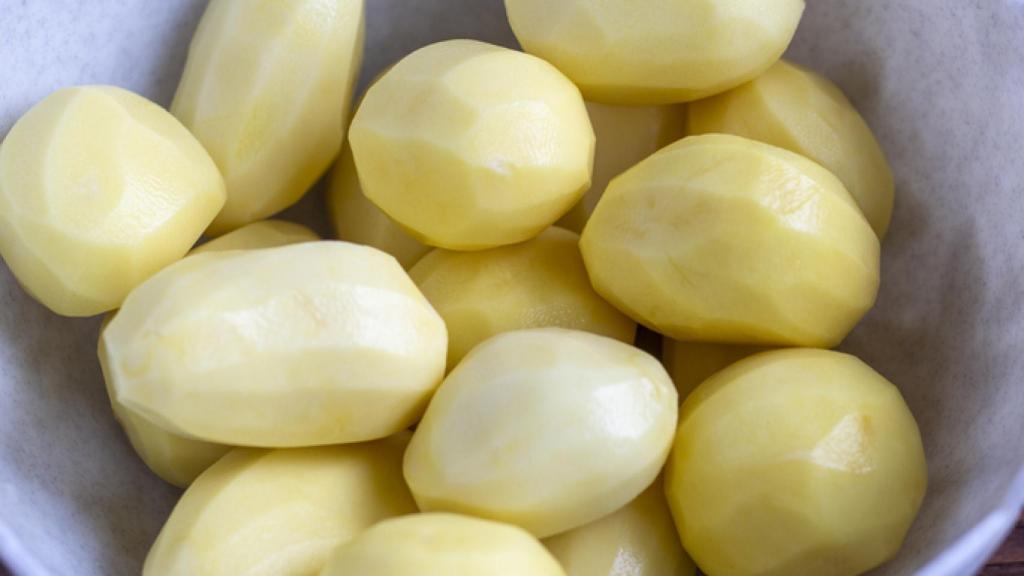 Patatas peladas, listas para cocer.
