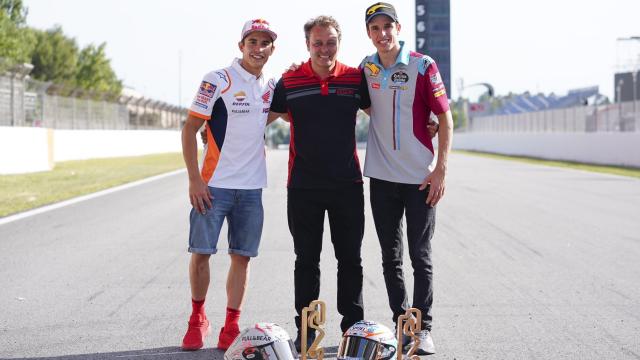 Marc Márquez y Álex Márquez en una foto con Emilio Alzamora