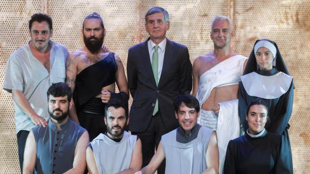 El presidente del Tribunal Constitucional, González-Trevijano (c), junto al elenco de 'Jubileo'. Foto: EFE/Sergio Pérez