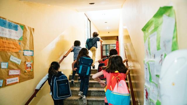 Imagen de archivo de unos escolares de Educación Primaria entrando al aula.