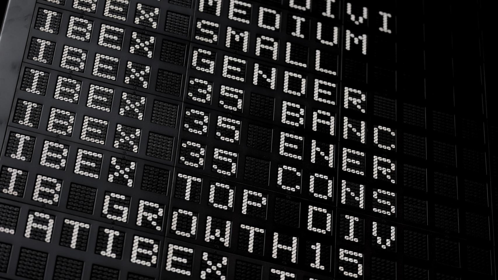 Diferentes índices de la familia Ibex en un panel de la Bolsa de Madrid.