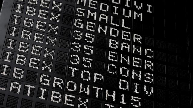 Diferentes índices de la familia Ibex en un panel de la Bolsa de Madrid.