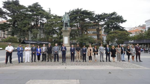 Un momento del acto de la ofrenda floral por el Día de San Ramón en Amboage