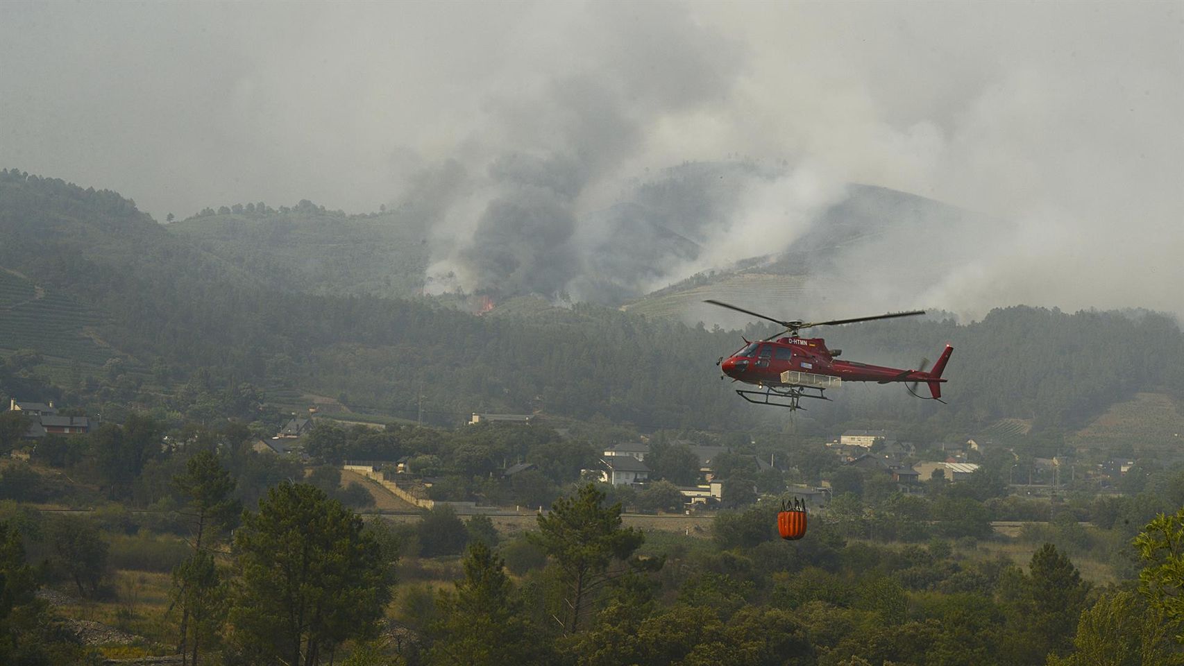 Un helicóptero trabaja en la extinción del incendio en una foto de archivo.