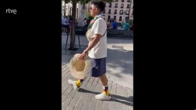 Brad Pitt con una falda de lino en el estreno de 'Bullet Train'.